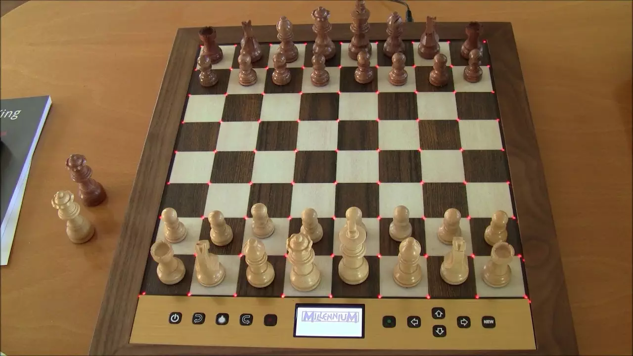 MILLENNIUM Jeu d'échec électronique Europe Chess Champion